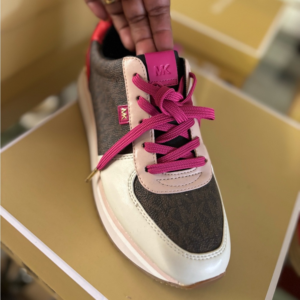 Micheal Kors size 7